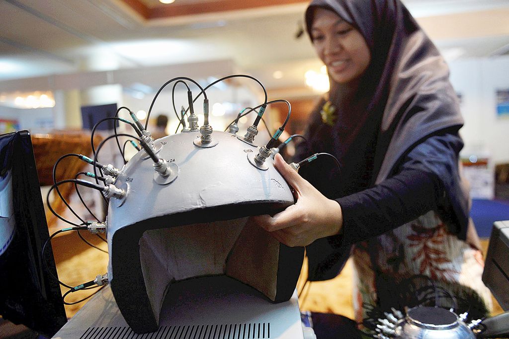 ECVT atau Electrical Capacitance Volume Tomography, alat untuk mendeteksi gangguan pada otak, ditampilkan dalam pameran hasil-hasil penelitian dan pengembangan Lembaga Penelitian dan Pengabdian kepada Masyarakat (LPPM) dan Lemlitbang di Jakarta, Selasa (6/12).