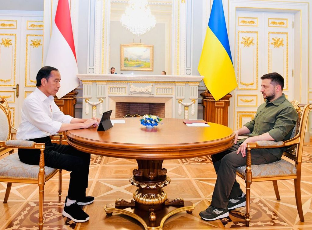 Presiden Joko Widodo dan Presiden Ukraina Volodymyr Zelenskyy melangsungkan pertemuan tete a tete di Istana Maryiinsky, Kyiv, Ukraina, Rabu (29/6/2022).