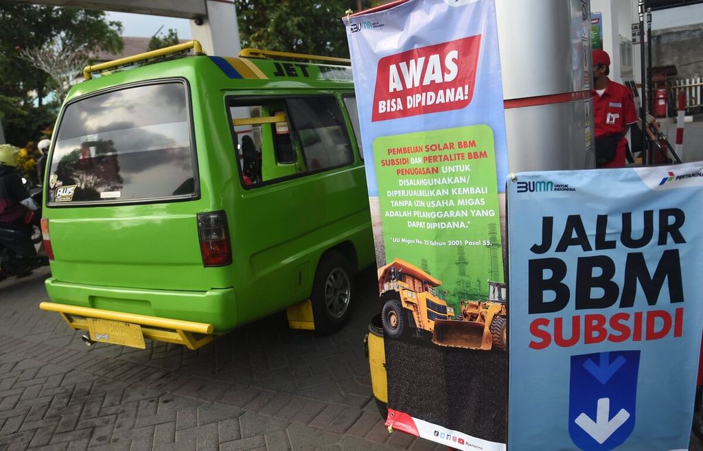 <i>Banner</i> peringatan untuk tidak menjual BBM tanpa izin pada hari kenaikan harga BBM di salah satu SPBU di Kabupaten Malang, Jawa Timur, Sabtu (3/9/2022).  