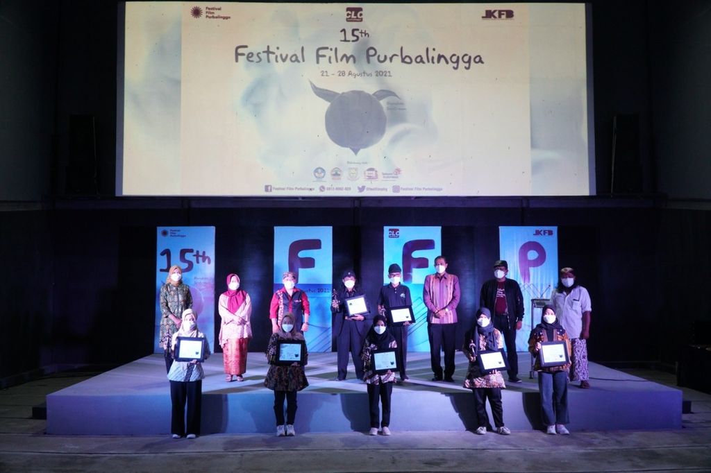 Suasana malam penghargaan Festival Film Purbalingga yang digelar di Bioskop Misbar, Purbalingga, Jawa Tengah, Sabtu (28/8/2021).