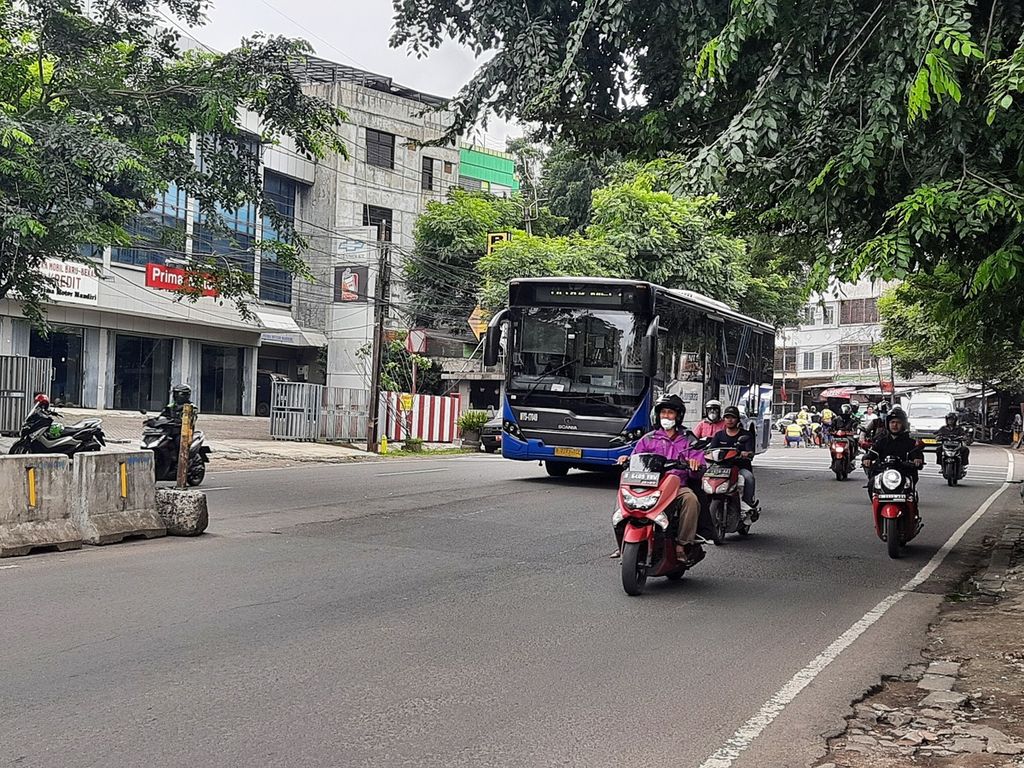 Bus Transjakarta melaju di Jalan HOS Cokroaminoto, Ciledug, Tangerang, Banten, Selasa (14/3/2023).