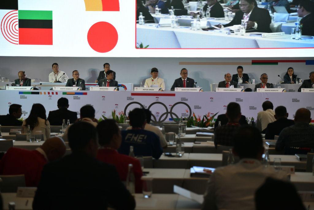 Ketua Komite Olimpiade Indonesia  Raja Sapta Oktohari memimpin Rapat Anggota KOI 2023 di Hotel Fairmont, Jakarta, Senin (6/3/2023). 