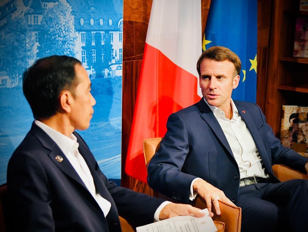 Presiden Joko Widodo menggelar pertemuan bilateral dengan Presiden Perancis Emmanuel Macron di sela-sela KTT G7 di Elmau, Jerman, Senin (27/6/2022). Dalam pertemuan ini dibahas masalah Ukraina dan penguatan kerja sama. 