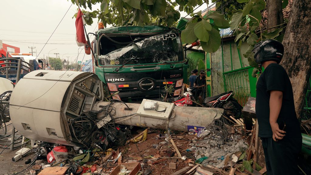 Kecelakaan truk tronton menabrak halte dan menara telekomunikasi di depan SDN Kota Baru II dan III, Jalan Sultan Agung Km 28,5 Bekasi Barat, Kota Bekasi, Jawa Barat, Rabu (31/8/2022). Sebanyak 10 orang tewas akibat kecelakaan tersebut. 