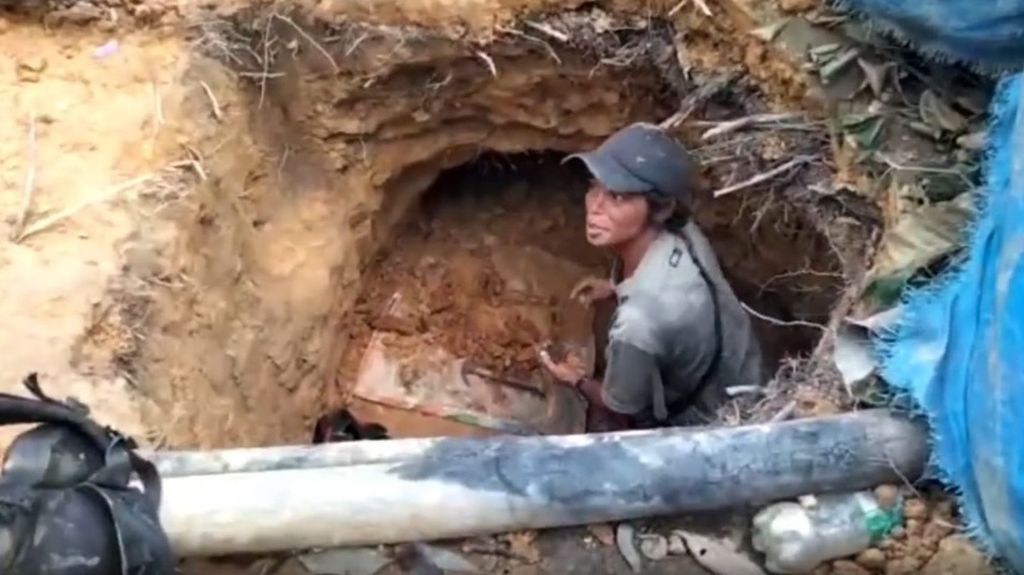 Warga menggali tanah mencari emas di Bukit Naga, Desa Sumur Mas, Kecamatan Tewah, Kabupaten Gunung Mas, Kalimantan Tengah, Selasa (17/1/2023).