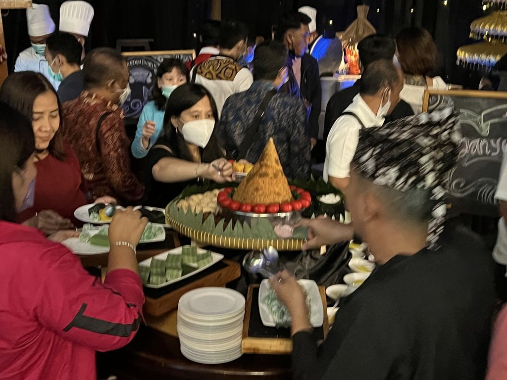 Peserta Corporate Gathering Santika Indonesia Hotels & Resorts undangan dari 15 hotel Santika Group di Jawa Timur menikmati suguhan berbagai camilan tradisional di Hotel Santika Gubeng, Surabaya, Jatim, Senin (18/7/2022) malam.
