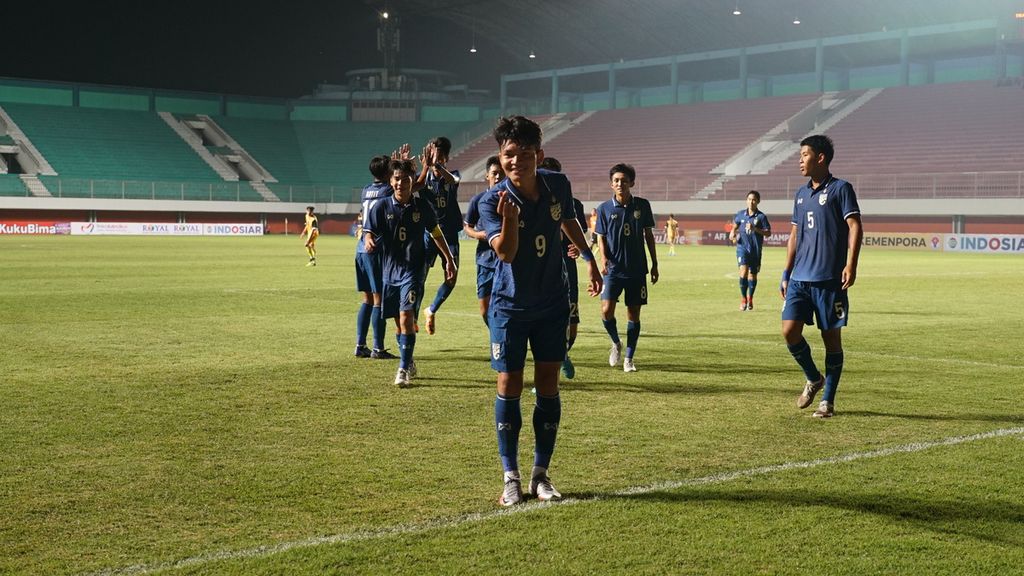 Penyerang Thailand, Tontawan Puntamunee (depan), merayakan gol keduanya ke gawang Brunei Darussalam pada laga pertama Grup B Piala AFF U-16 2022 di Stadion Maguwoharjo, Sleman, Daerah Istimewa Yogyakarta, Senin (1/8/2022) malam. Thailand memukul Brunei, 5-0. 