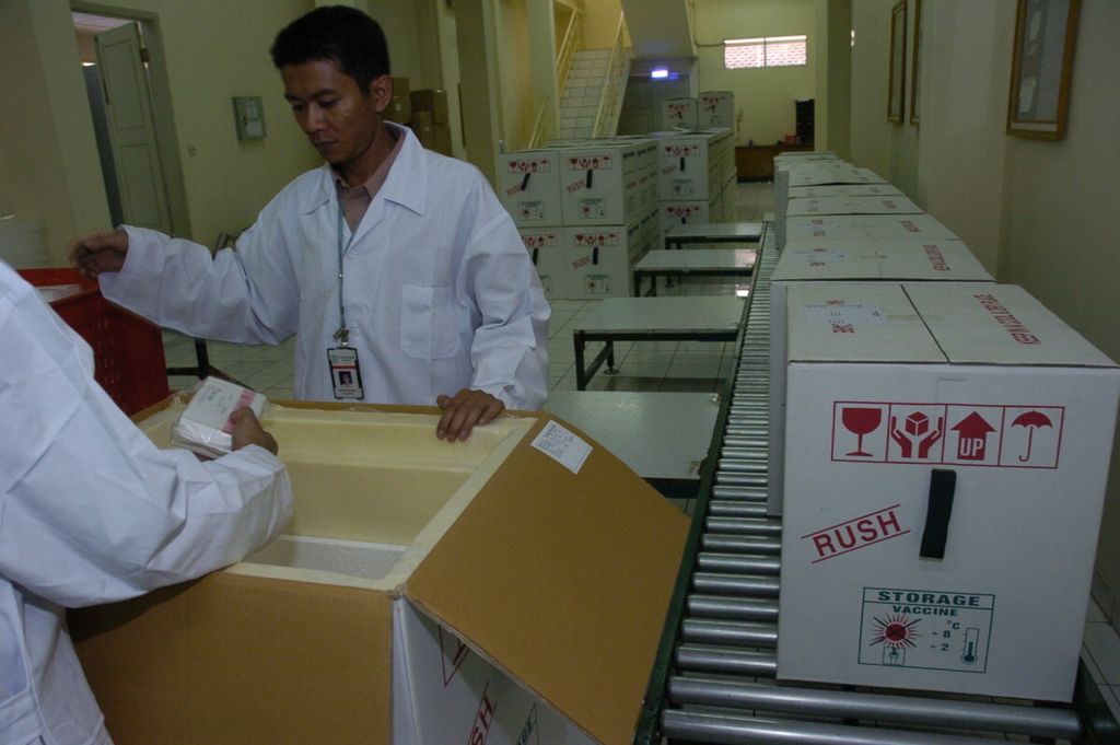  Lebih dari 2 juta dosis vaksin polio didistribusikan PT Bio Farma, Bandung, ke seluruh provinsi di Indonesia untuk Pekan Imunisasi Nasional (PIN) putaran pertama 30 Agustus 2005. Khusus penyelenggaraan PIN, Bio Farma mendistribusikan vaksin polio lebih dari 3 juta dosis. Tampak aktivitas pengepakan vaksin di gudang distribusi Bio Farma, Rabu (24/8).