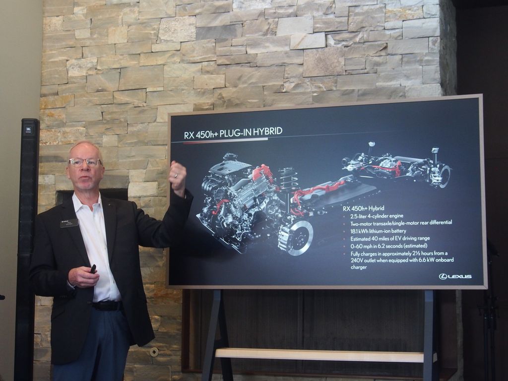 Manajer Edukasi Produk Lexus College Amerika Serikat, Paul Williamsen tengah menjelaskan detil teknis Lexus RX 450h+ Plug-in Hybrid di sela uji kendara All New RX yang digelar di kilang dan perkebunan anggur Presqu'ile Winery, Santa Maria, California, Amerika Serikat, Rabu (31/8/2022). 