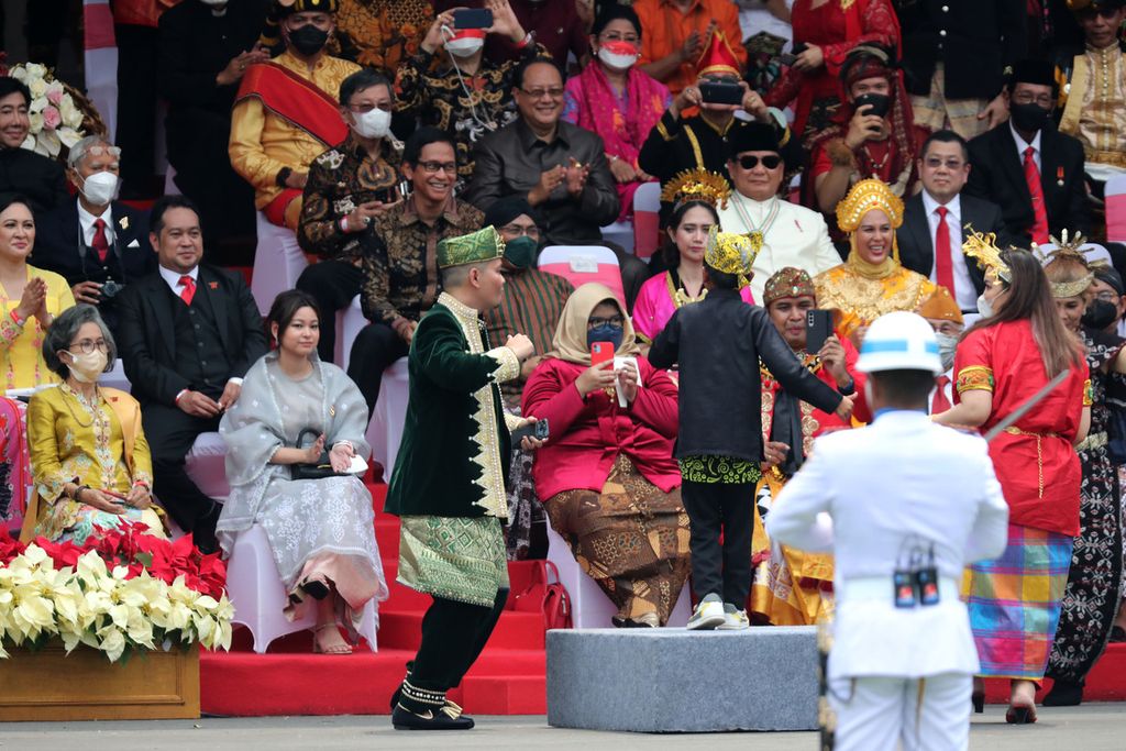 Farel Prayoga (12) bernyanyi memeriahkan Upacara Peringatan Detik-detik Proklamasi Kemerdekaan RI di Istana Merdeka, Jakarta, Rabu (17/8/2022).