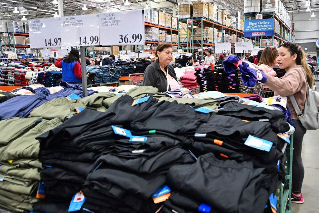 Warga berbelanja pakaian di pusat perbelanjaan Costco di Monterey Park, California, AS, 22 November 2022. 