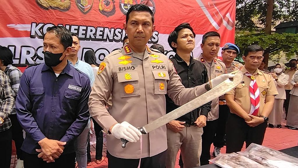 Kepala Kepolisian Resor Kota Bogor Komisaris Besar Bismo Teguh Prakoso menunjukkan senjata tajam yang digunakan pelaku pembacokan pelajar SMK Bina Warga 1, Kota Bogor, Selasa (14/3/2023).