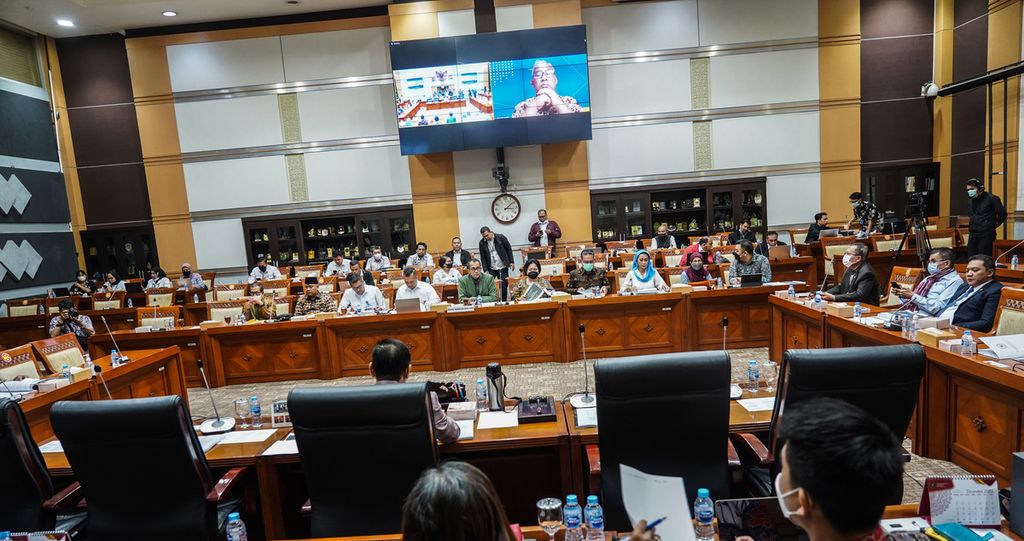 Suasana ketika digelar rapat kerja antara Komisi III dengan Wakil Menteri Hukum dan HAM Edward OS Hiariej di Ruang Rapat Komisi III DPR, Jakarta, Rabu (9/11/2022). Rapat kerja ini membahas penyampaian penyempurnaan Rancangan Kitab Undang-undang Hukum Pidana (RKUHP) hasil sosialisasi pemerintah.  