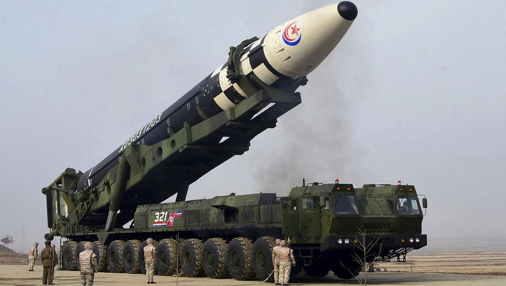 Rudal balistik antarbenua (ICBM) Hwasong-17 bersiap ditembakkan dari lokasi yang dirahasiakan di Korea Utara, Kamis (24/3/2022).