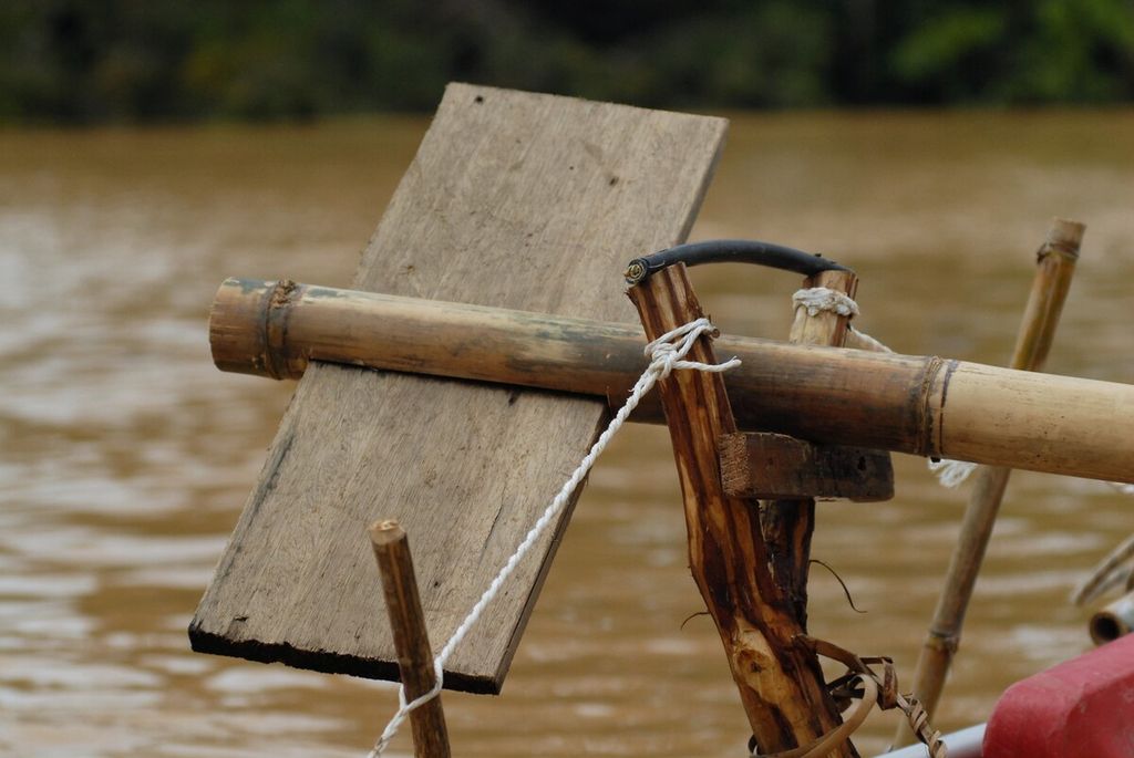 Alat kayuh di atas rakit. Tim Milir Berakit Sungai Batanghari bersiap menyusuri sungai dari hulu ke hilir, Kamis (17/11/2022).