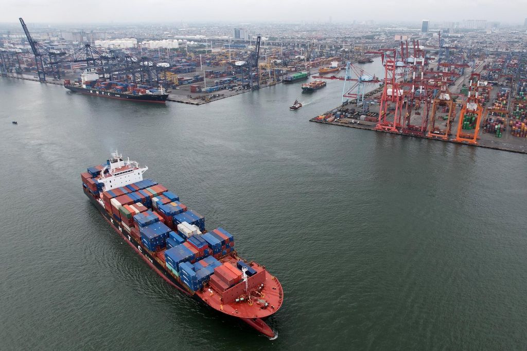 Kapal kontainer meninggalkan Pelabuhan Tanjung Priok, Jakarta, setelah bongkar muat peti kemas, Kamis (2/2/2023).