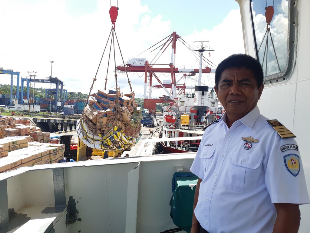 Petrus Parapaga, nakhoda kapal perintis KM Sabuk Nusantara 67 di Pelabuhan Tanau, Kota Kupang, Nusa Tenggara Timur pada Jumat (16/12/2022). Nakhoda senior itu memantau langsung proses bongkar muat barang.