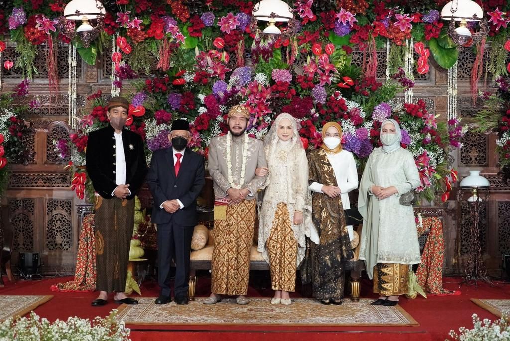 President Joko Widodo (left) in the marriage ceremony of his sister, Idayati, with Anwar Usman, Chairman of the Constitutional Court, Graha Saba Buana Building, Surakarta, Thursday (26/5/2022). Vice President Ma'ruf Amin and Mrs Wury were also present. 