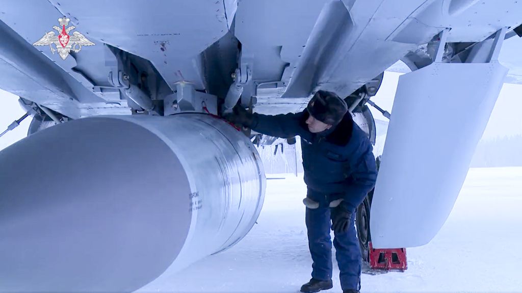 Foto yang dirilis Kementerian Pertahanan Rusia, 19 Februari 2022, memperlihatkan seorang petugas tengah memeriksa kesiapan jet tempur MiG-31K yang akan mengangkut rudal hipersonik Kinzhal. Kinzhal telah digunakan dalam dua kesempatan di Ukraina, masing-masing pada Maret 2022 dan 9 Maret 2023. 