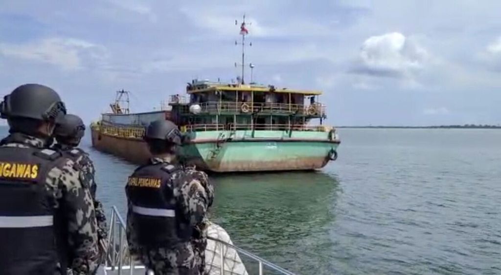 Petugas di Kapal Pengawas Perikanan Hiu 01 saat menyetop operasi kapal petambang pasir laut di perairan Pulau Rupat, Kabupaten Bengkalis, Minggu (13/2/2022).