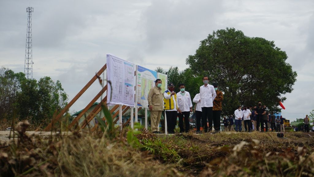 Presiden Joko Widodo melihat peta lokasi program Food Estate di Desa Bentuk Jaya, Kabupaten Kapuas, Kalimantan Tengah, Kamis (9/7/2020). Desa tersebut berada di kawasan bekas proyek PLG tahun 1995 yang menjadi langganan kebakaran.