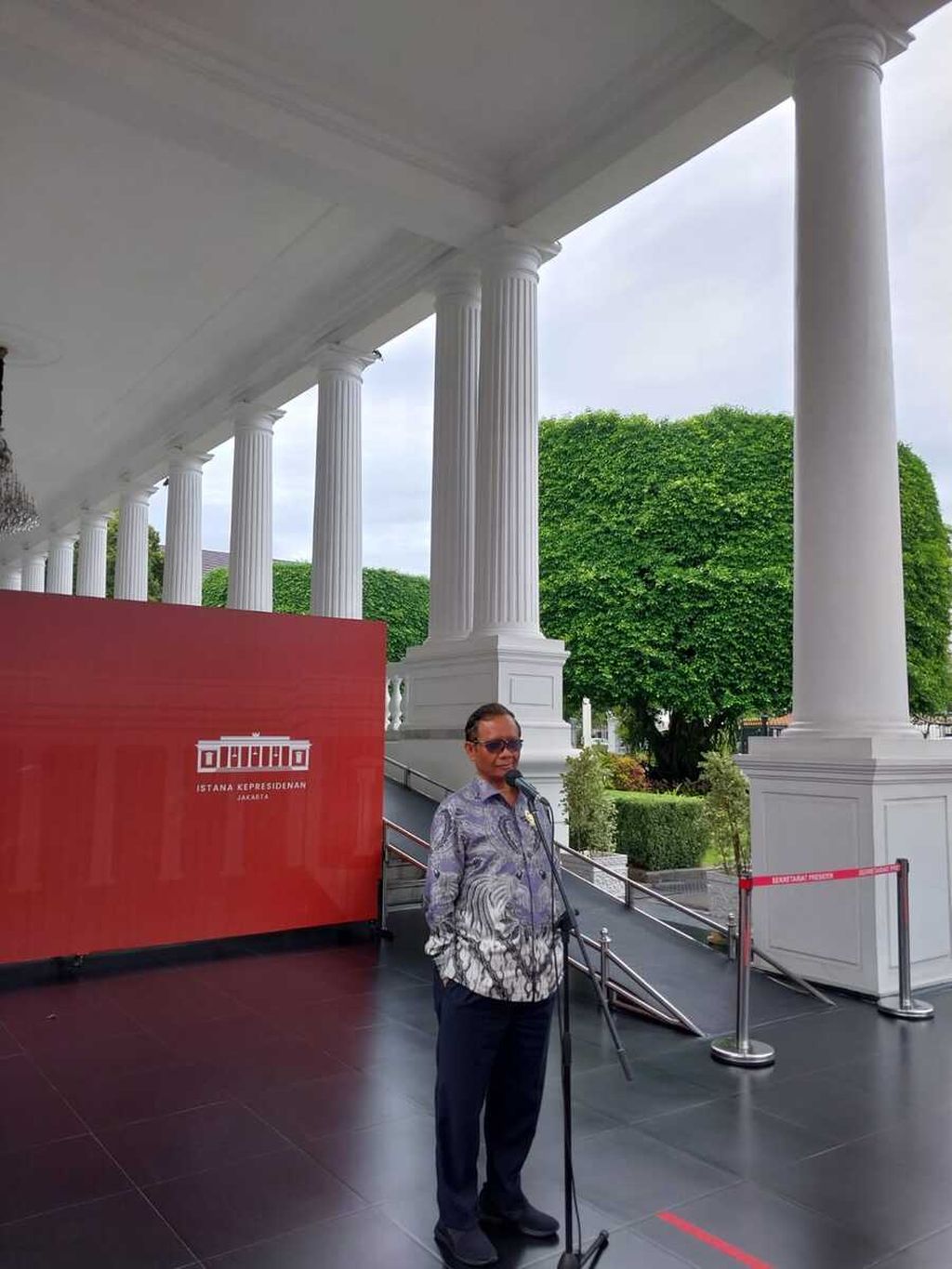 Menteri Koordinator Bidang Politik, Hukum, dan Keamanan Mahfud MD saat menjawab pertanyaan wartawan di Kompleks Istana Kepresidenan, Jakarta, Selasa (3/1/2022).