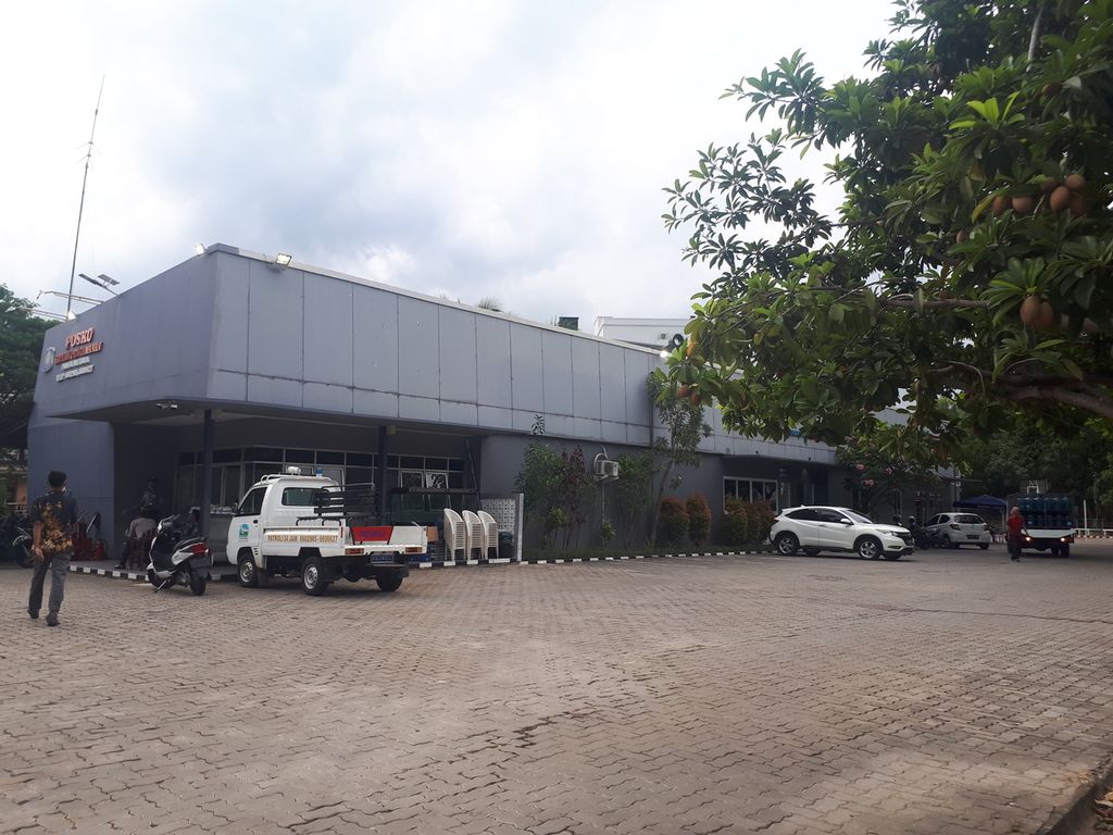 Fasilitas umum yang merupakan kantor keamanan dan RW 016 di Kompleks Pantai Mutiara, Pluit, Penjaringan, Jakarta Utara, Jumat (16/12/2022).