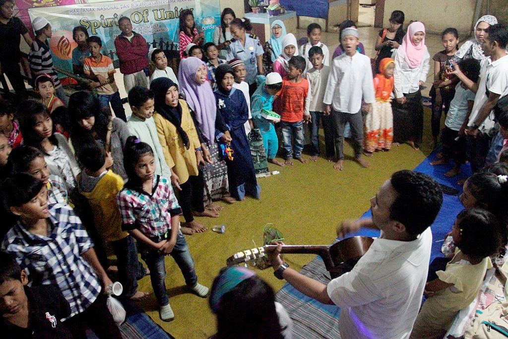 Anak-anak beragama Islam bermain bersama anak-anak beragama Kristen menjelang waktu berbuka puasa di Pasar Gotong Royong, Ambon, Maluku, Selasa (23/7/2013). Anak-anak dari kedua komunitas itu diajarkan saling menghargai dan toleransi antarumat beragama.