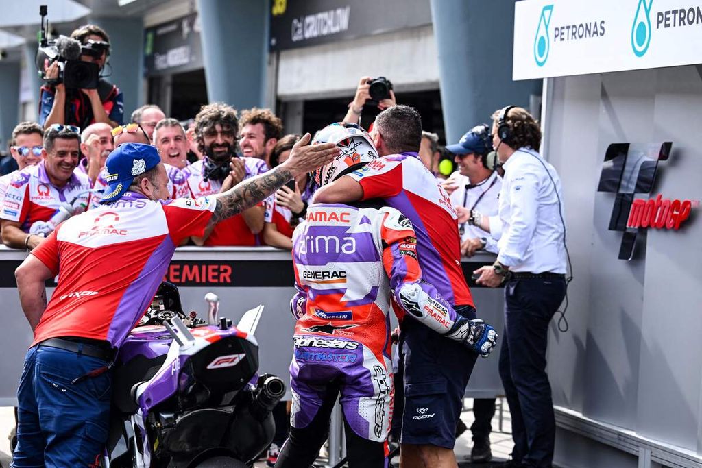 Pebalap Prima Pramac Jorge Martin melakukan selebrasi bersama anggota timnya setelah merebut pole position dalam sesi kualifikasi kedua MotoGP seri Malaysia di Sirkuit Internasional Sepang, Sabtu (22/10/2022). 