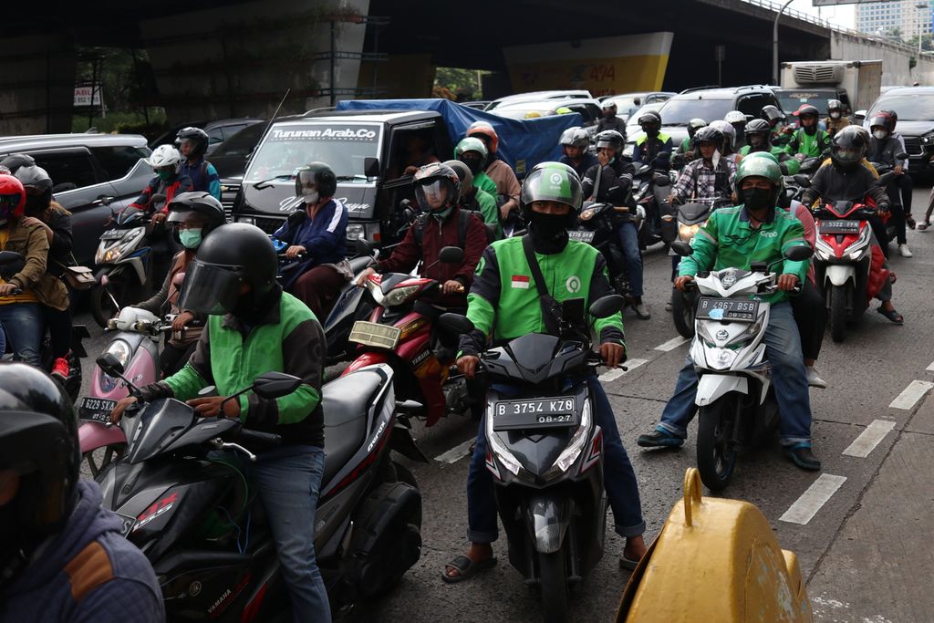 Pengemudi ojek daring di kawasan Slipi, Jakarta Pusat (3/10/2022). Menurut BPS, terjadi inflasi sebesar 1,17 persen dengan Indeks Harga Konsumen (IHK) sebesar 112,87 pada September 2022. Hal ini turut berdampak pada penurunan daya beli pekerja informal harian, salah satunya pengemudi ojek daring. 
