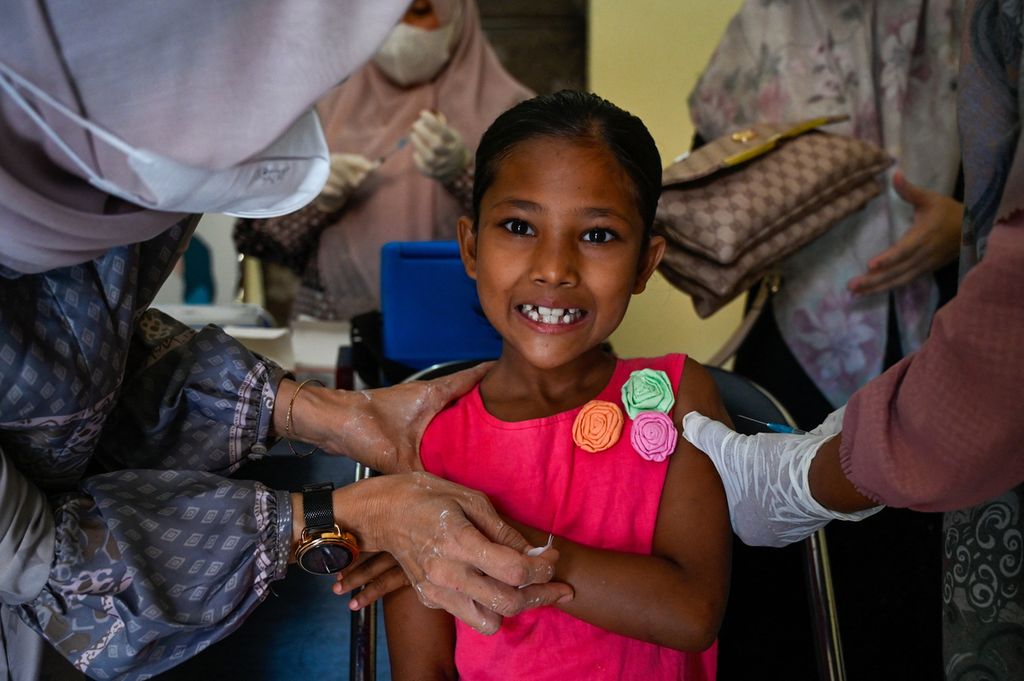A young Rohingya refugee reacts while receiving polio and rubella vaccines organized by the International Organization for Migration (IOM) at a temporary shelter in Ladong, Aceh province on January 27, 2023. 