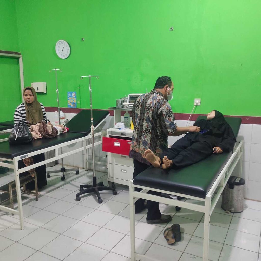 Sebanyak 87 warga dilaporkan keracunan makanan. Mereka mendapatkan perawatan di Puskesmas Tenjo karena keracunan makanan saat resepsi pernikahan di Desa Babakan, Tenjo, Kabupaten Bogor, Jawa Barat, Jumat (10/2/2023).