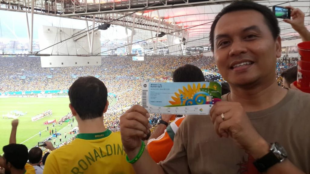 Wartawan <i>Kompas</i> Adi Prinantyo menunjukkan tiket laga 16 besar Piala Dunia Brasil 2014 antara Kolombia melawan Uruguay di Stadion Maracana, kota Rio de Janeiro, Brasil, 28 Juni 2014.