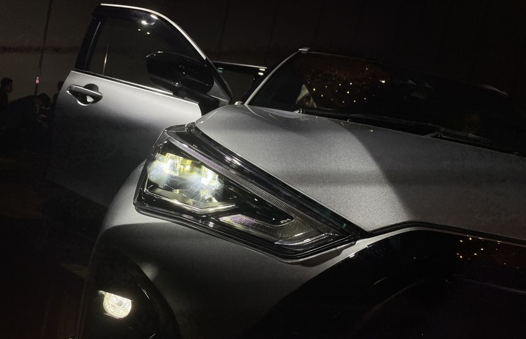 Lampu depan Toyota Yaris Cross bersudut tajam menghasilkan kesan yang garang. Lampunya telah menggunakan LED. Perwajahan SUV berdimensi kompak ini mengingatkan pada wajah Toyota Corolla Cross dan RAV4. Entitas baru di jajaran produk Toyota ini berada di antara segmen Raize dan Corolla Cross. Mobil ini diluncurkan di Jakarta pada Senin (15/5/2023).
