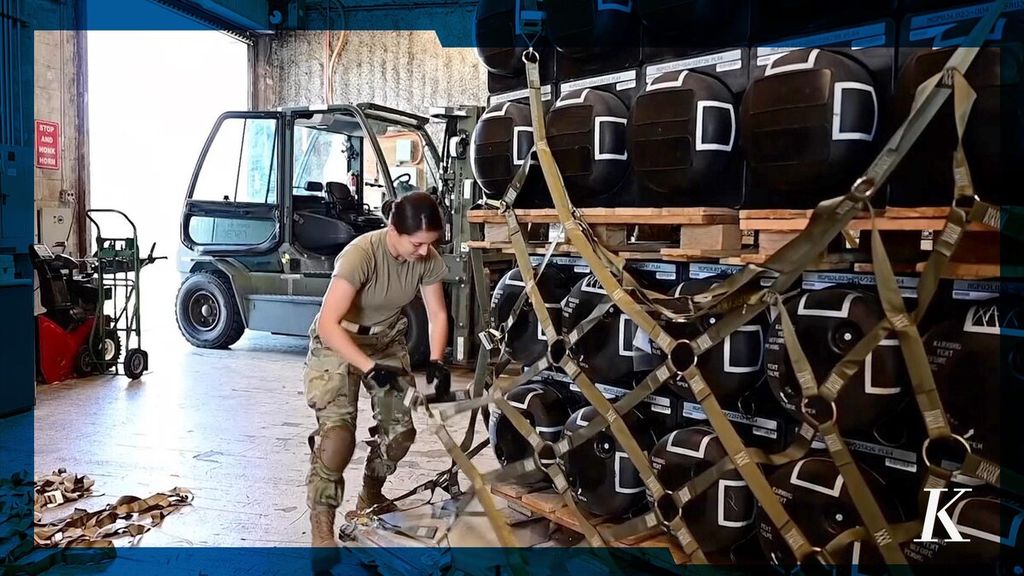 Amerika Serikat mengirim amunisi, senjata, dan peralatan lainnya ke Ukraina untuk membantu upaya perang. Di Pangkalan Angkatan Udara Dover di Delaware, penerbang memuat pasokan militer untuk dikirim ke Ukraina.