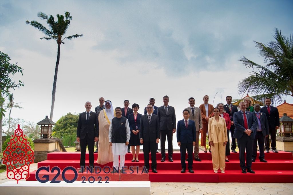 Para delegasi kelompok kerja pendidikan G20 berfoto bersama dalam pertemuan keempat di Nusa Dua, Bali, Kamis (1/9/2022).