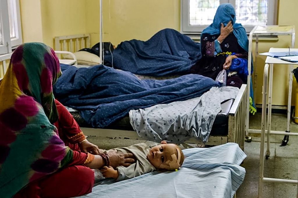 Seorang anak Afghanistan dan beberpa korban dirawat di rumah sakit di kota Sharan setelah terluka dalam gempa bumi di distrik Gayan, Provinsi Paktika, Rabu (22/6/2022).