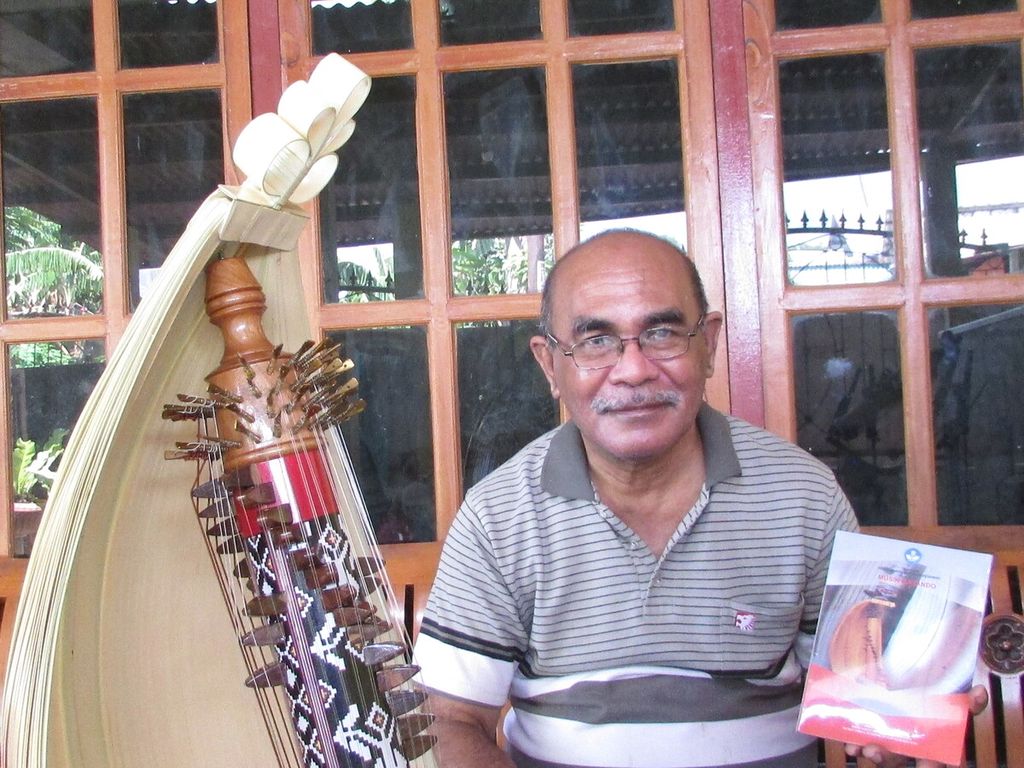 Johny Theedens berjuang melestarikan alat musik tradisional Sasando, di Kupang, Sabtu (2/7/2021).
