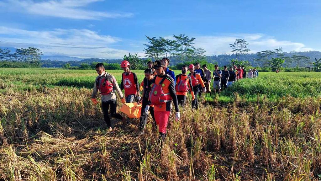 Tim SAR gabungan menemukan seorang pemancing yang tenggelam di Sungai Kacangan, Purbalingga, Jawa Tengah, Jumat (3/6/2022), dalam kondisi meninggal. Satu korban lainnya masih dalam pencarian.