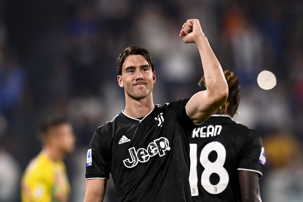Penyerang Juventus, Dusan Vlahovic, merayakan golnya ke gawang Spezia pada laga Liga Italia, Rabu (31/8/2022) di Stadion Juventus, Turin. Pada laga itu, Juventus menang 2-0.