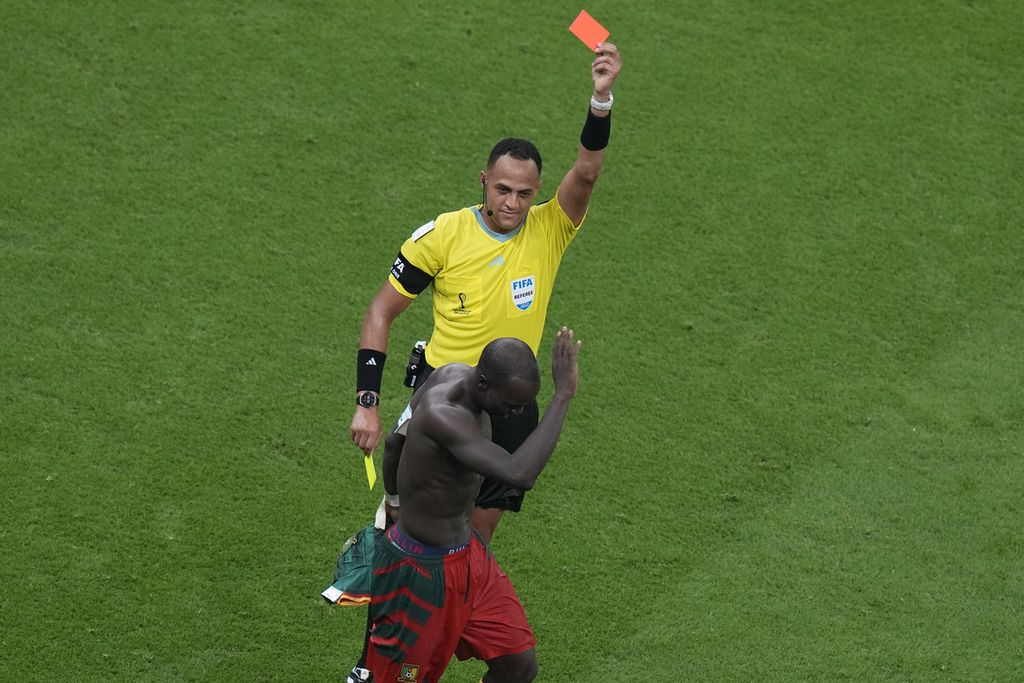 Pemain Kamerun, Vincent Aboubakar, mendapatkan kartu merah karena melepas kaus saat selebasi gol saat melawan Brasil.