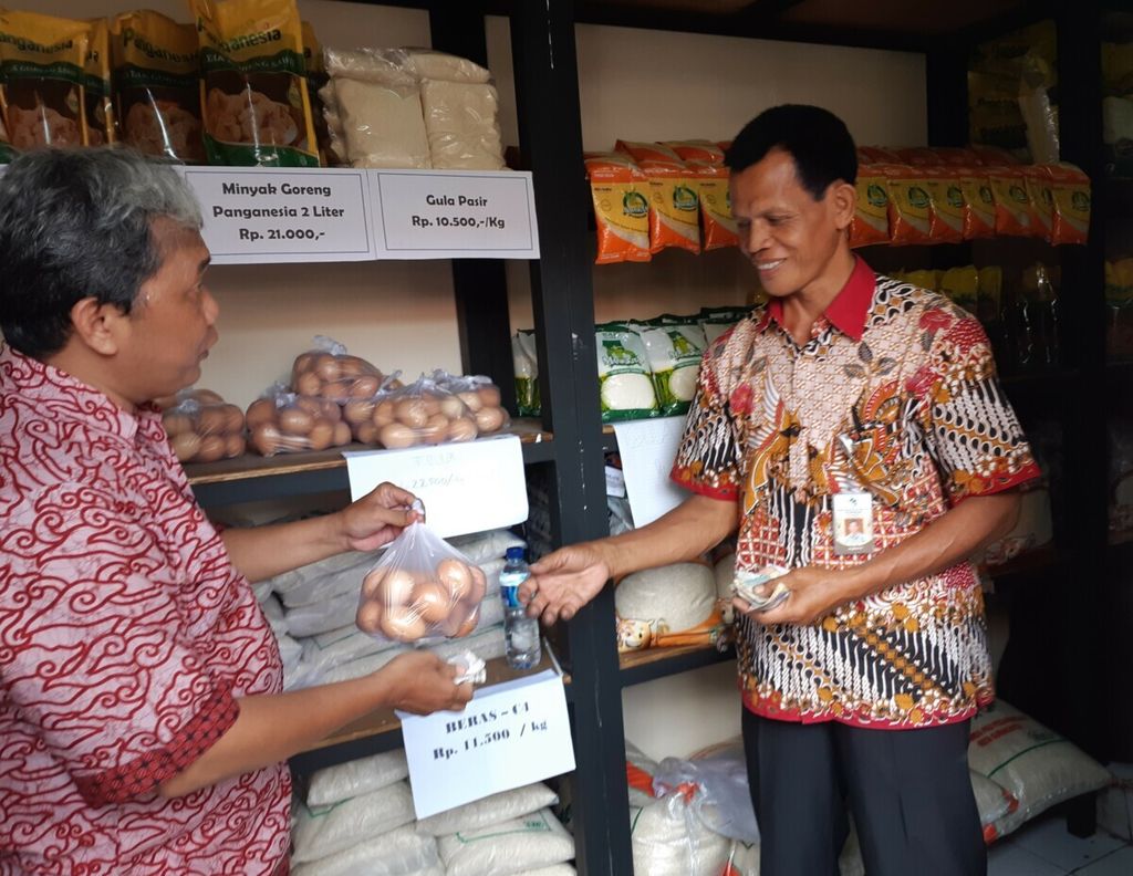 Seorang warga membeli telur di kios Tim Pengendali Inflasi Daerah Solo di Pasar Gede, Solo, Jawa Tengah, Selasa (18/12/2018). 