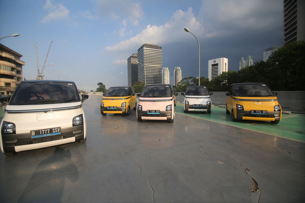 Sejumlah Wuling Air EV dipamerkan di lahan parkir Stasiun BNI Sudirman, Jakarta, Senin (19/9/2022). Melalui Wuling Air EV, Wuling ingin memprakarsai mobil listrik yang terjangkau, mendukung green energy dan jadi solusi untuk masalah lalu lintas perkotaan.