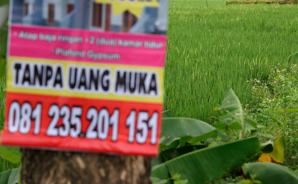 Ilustrasi. Iklan rumah bersubsidi yang saat ini banyak menawarkan hunian di wilayah Semarang atas di Kecamatan Tembalang, Kota Semarang, Jawa Tengah, Selasa (17/1/2023). 