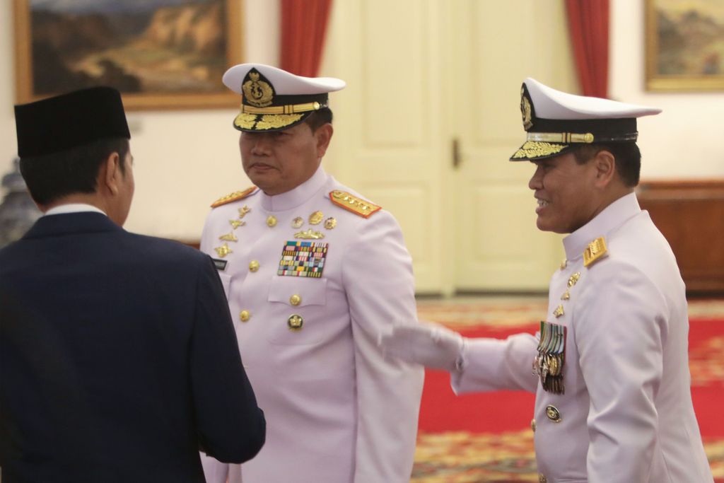 Presiden Joko Widodo berbincang dengan Panglima TNI (tengah) dan Kepala Staf TNI Angkatan Laut Laksamana Muhammad Ali seusai melantik KSAL yang baru di Istana Negara, Jakarta, Rabu (28/12/2022).