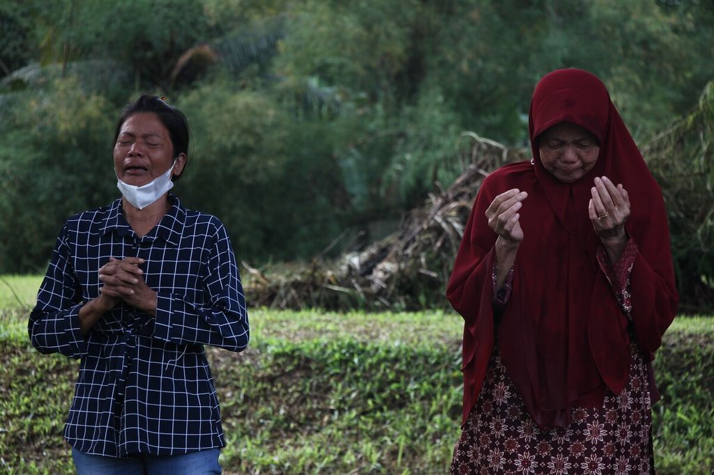 Warga berdoa di Kuburan Massal korban tsunami di Desa Siron, Kecamatan Ingin Jaya, Kabupaten Aceh Besar, Aceh dalam peringatan 18 tahun tsunami Aceh, Senin (26/12/2022). Momentum peringatan tsunami harus mampu mendorong penguatan mitigasi.