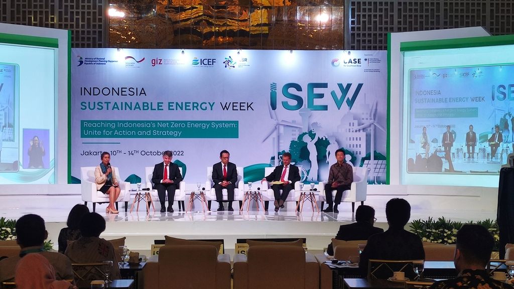 Suasana diskusi pada Indonesia Sustainable Energy Week di Jakarta, Senin (10/10/2022). Acara tersebut membahas sejumlah aksi dan strategi Indonesia dalam transisi dari energi fosil ke energi yang lebih bersih atau energi terbarukan.
