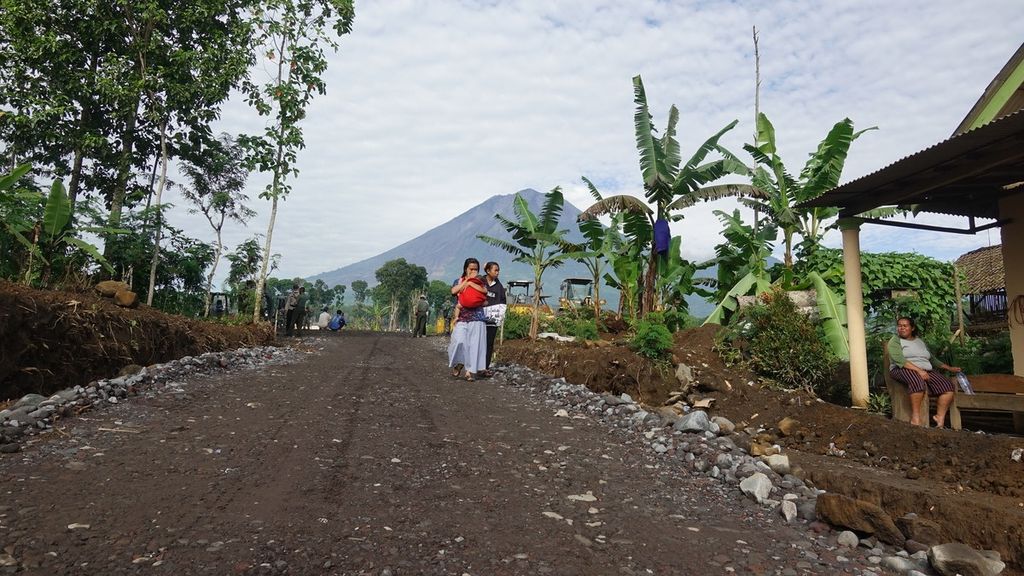 Suasana Desa Sumber Mujur, Kecamatan Candipuro, Kabupaten Lumajang, Jawa Timur, yang dijadikan lokasi hunian sementara bagi warga yang terdampak erupsi Semeru, Jumat (14/1/2022).