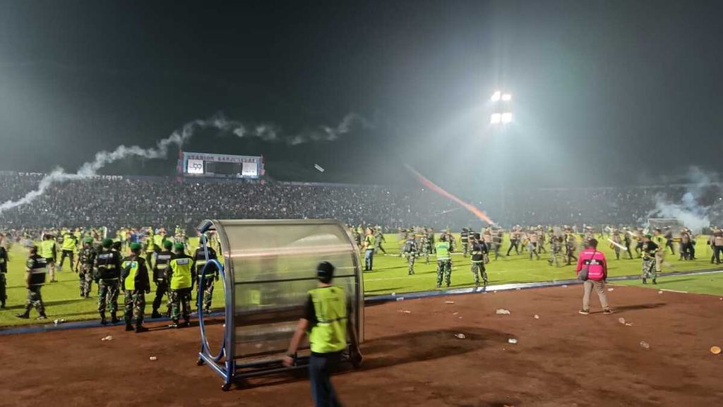 Suasana di dalam Stadion Kanjuruhan, Sabtu (1/10/2022) malam, seusai laga antara Arema FC dan Persebaya Surabaya.