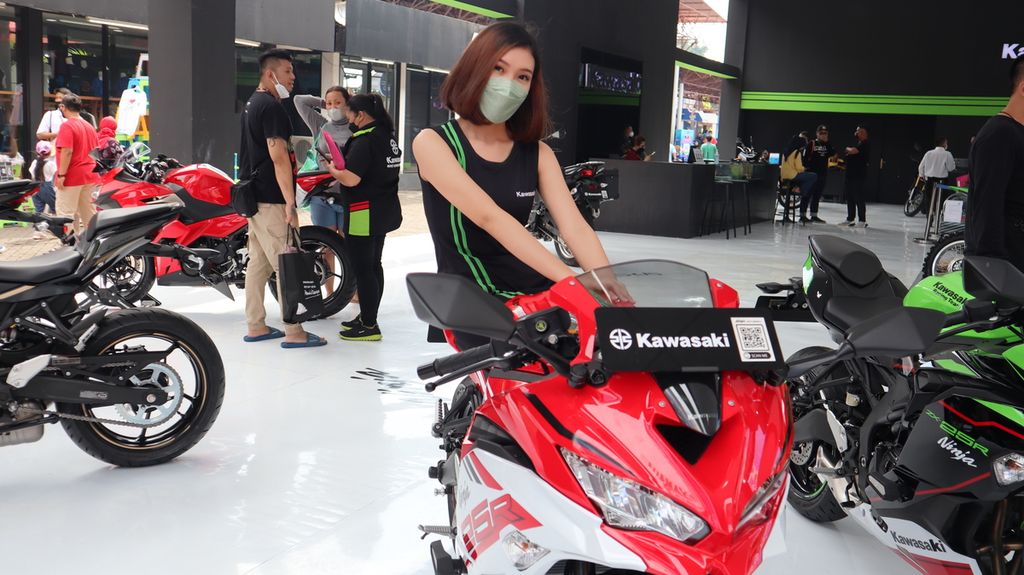 Talia (20), seorang <i>sales promotion girl</i> (SPG) merek produk sepeda motor asal Jepang dalam acara tahunan Jakarta Fair Kemayoran, Jakarta Pusat, Sabtu (18/6/2022).